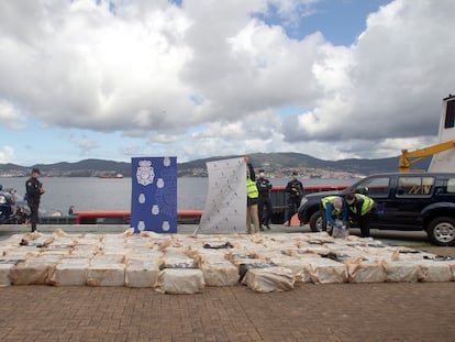 Efectivos policiales muestran las cuatro toneladas de cocaína que han sido incautadas durante una operación contra el narcotráfico en Galicia