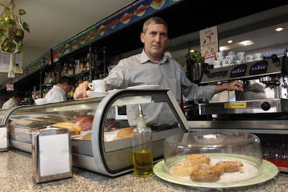 José Núñez, en la barra de su bar en Madrid.