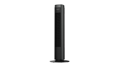 Ventilador de torre inteligente sobre fondo blanco.