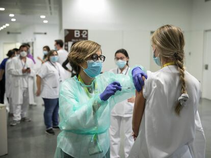 Vacunación contra la covid-19 del personal sanitario del hospital Sant Pau de Barcelona.