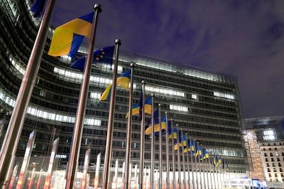 Las banderas de la Unin Europea y de Ucrania ondean en la sede de la Unin Europea en Bruselas, en el da en que se conmemora el tercer aniversario de la invasin de Rusia.