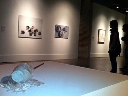 Unos visitantes en las Atarazanas junto a la instalación <i>Florero</i>, de Felipe Arturo, en la exposición <i>Por error</i>.