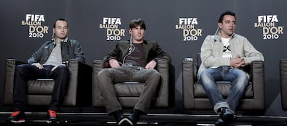 Los jugadores del Barcelona, desde la izquierda, Andrés Iniesta, Lionel Messi y Xavi Hernández, en la conferencia de prensa antes de celebrarse la gala de entrega del premio Balón de Oro que concede la FIFA, el 10 de enero de 2011. Finalmente lograría Messi el galardón