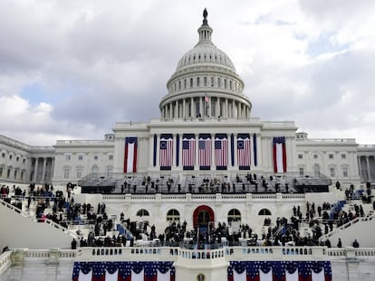 El Capitolio, sede del Congreso de Estados Unidos, engalanado para la toma de posesión de Joe Biden el 20 de enero de 2021.