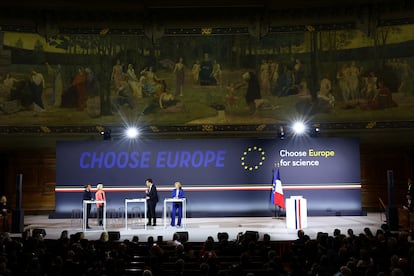 Presentación del programa 'Escoge Ciencia, Escoge Europa', en el aula magna de la Sorbona en París. El presidente francés, Emmanuel Macron; la presidenta de la Comisión Europea, Ursula von der Leyen, y la comisaria de Educación, Ekaterina Zaharieva, escuchan al ministro francés de Educación Superior y Universidades, Philippe Baptiste.