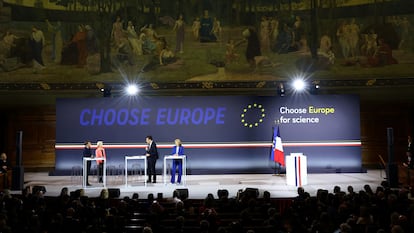 Presentación del programa 'Escoge Ciencia, Escoge Europa', en el aula magna de la Sorbona en París. El presidente francés, Emmanuel Macron; la presidenta de la Comisión Europea, Ursula von der Leyen, y la comisaria de Educación, Ekaterina Zaharieva, escuchan al ministro francés de Educación Superior y Universidades, Philippe Baptiste.