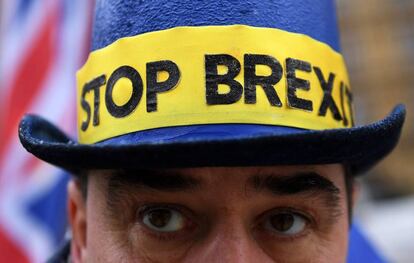 Un manifestante contra el Brexit, junto al Parlamento brit&aacute;nico.