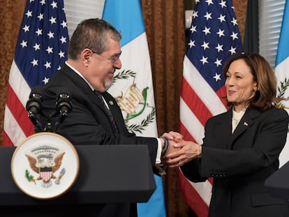 Bernardo Arévalo and Kamala Harris, at the White House.