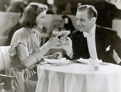 Greta Garbo como Ninotchka junto a Melvyn Douglas.