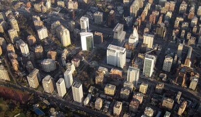 Vista a&eacute;rea del entorno del barrio de Los Leones, en Santiago de Chile.