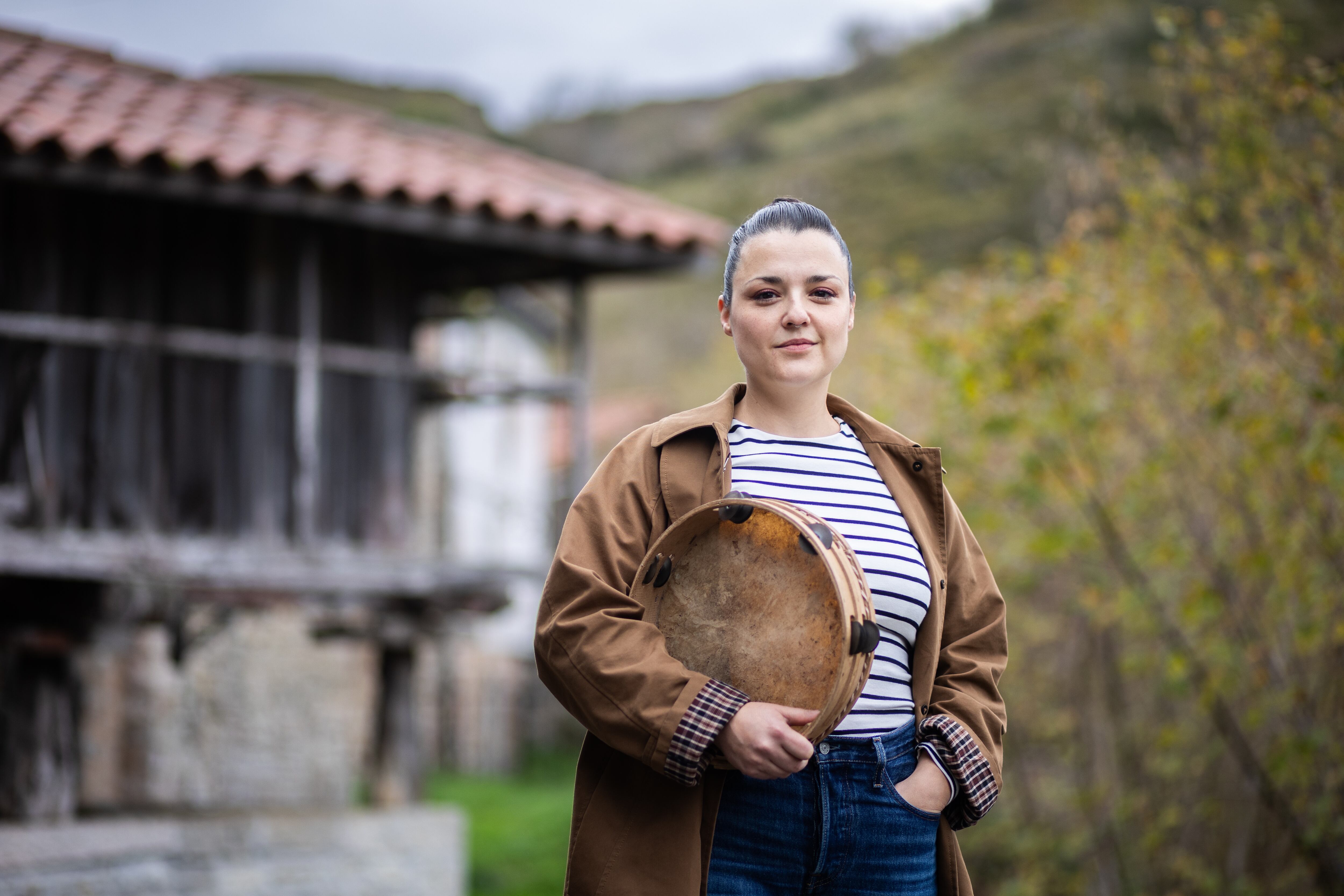Leticia Baselgas, panderetera y doctora en Historia del Arte, autora de ‘Diarios de una panderetera’ (La Fabriquina), posa en los alrededores de su casa en el pueblo de Baselgas, en el concejo de Grado, Asturias, el 23 de noviembre de 2025. 