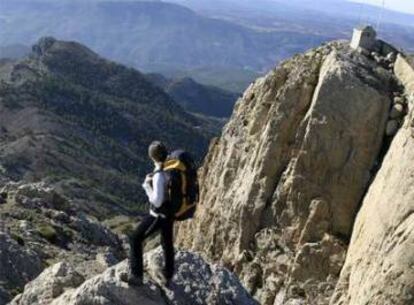 Una montañera contempla el paisaje desde la Penyagolosa, una peña de 1.813 metros.