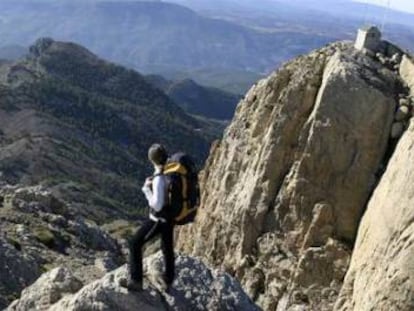 Una montañera contempla el paisaje desde la Penyagolosa, una peña de 1.813 metros.