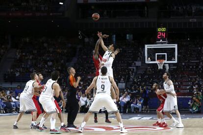 Salto inicial de la final de la Euroliga.