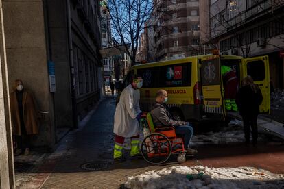 Un paciente infectado de coronavirus es trasladado al Isabel Zendal. 