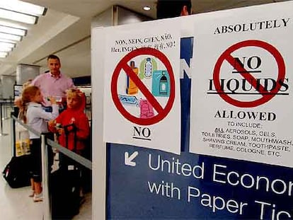 Unos carteles informan en el aeropuerto John F. Kennedy de Nueva York de la prohibición de embarcar con líquidos.