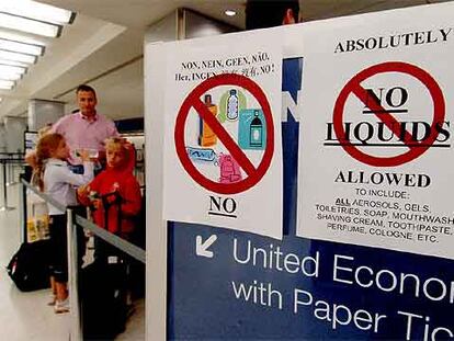 Unos carteles informan en el aeropuerto John F. Kennedy de Nueva York de la prohibición de embarcar con líquidos.