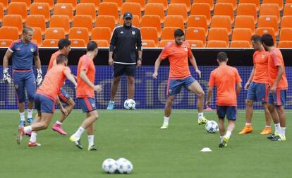 Nuno, en el entrenamiento del Valencia.