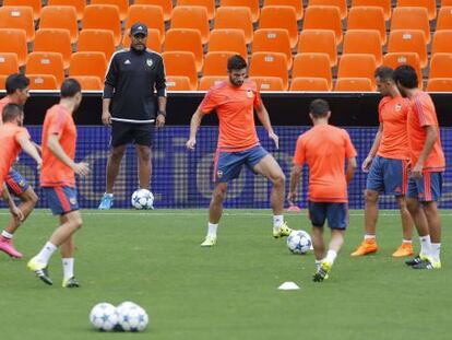 Nuno, en el entrenamiento del Valencia.