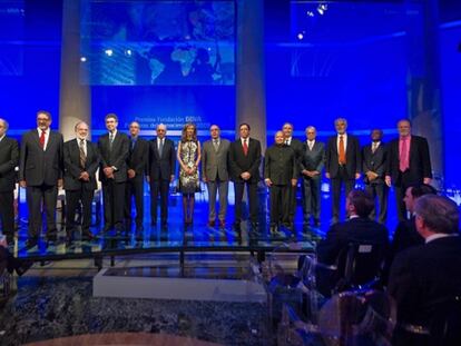 Los galardonados junto a Cristina Garmendia, ministra de Ciencia e Innovación, Javier Rojo, presidente del Senado, Francisco González, presidente de la Fundación BBVA, y Rafael Rodrigo, presidente del CSIC