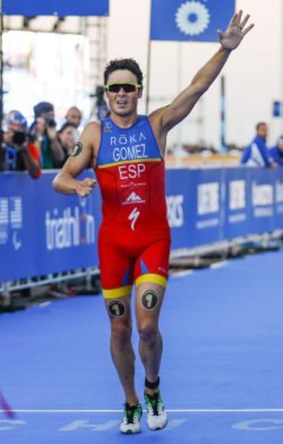 El triatleta Javier Gómez Noya, llegando a meta en la final del premio mundial de triatlón de Chicago, en 2015.