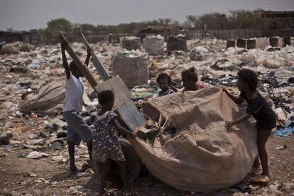 Antes do fechamento do lixão, em 2012, mais de 1.500 catadores oficiais tiravam seu sustento dali. Cerca de duas toneladas de materiais recicláveis eram garimpadas todos os dias. Cinco anos depois, lixões clandestinos comandados por traficantes foram instalados no local