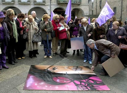 Esta mañana, en la Praza Maior de Ourense, los paseantes podian ver un montaje de un puzzle simbólico con el rostro de una mujer sobre el suelo. Se trataba de un acto reivindicativo organizado por la Marcha Mundial de las Mujeres y en el que han participado un centenar de personas de la ciudad, entre ellas, agentes policiales, artistas, políticos y vecinos.