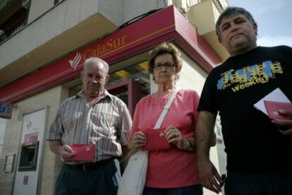 Varios clientes, junto a la oficina de Cajasur de Linares-Baeza