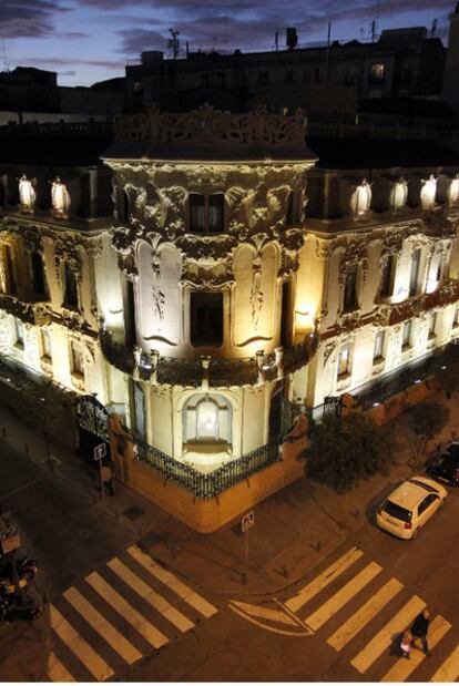 Fachada iluminada de la sede de la SGAE, que ayer fue registrada.