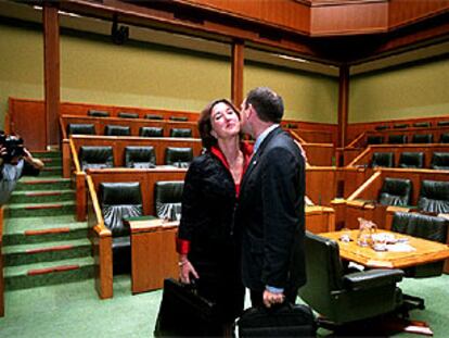 El<b></b><i> lehendakari,</i><b> Juan José Ibarretxe, y la vicepresidenta del Gobierno vasco, Idoia Zenarruzabeitia, se felicitan tras el pleno.</b>