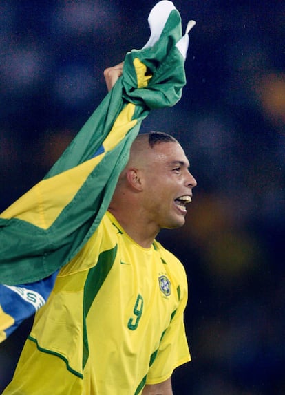 El delantero brasileño celebra el campeonato del Mundo conseguido frente a Alemania.