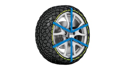 Cadenas de nieve para el coche sobre fondo blanco.