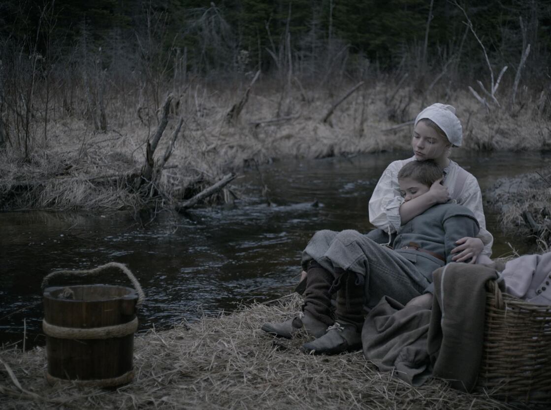 Anya Taylor-Joy y Harvey Scrimshawen una escena de 'The Witch' (2015).