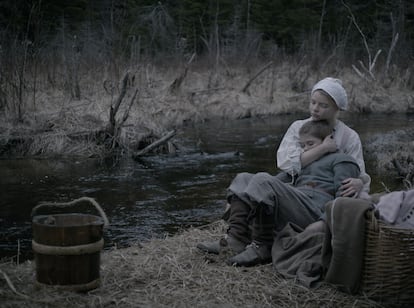 Anya Taylor-Joy y Harvey Scrimshawen una escena de 'The Witch' (2015).