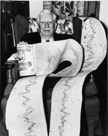 Charles Abbot, en 1968, posando orgulloso con uno de sus registros de datos.