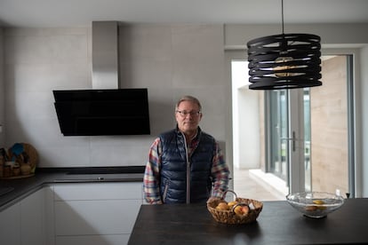 Luis Méndez, en la cocina de su casa del residencial El Peral (Valladolid).  