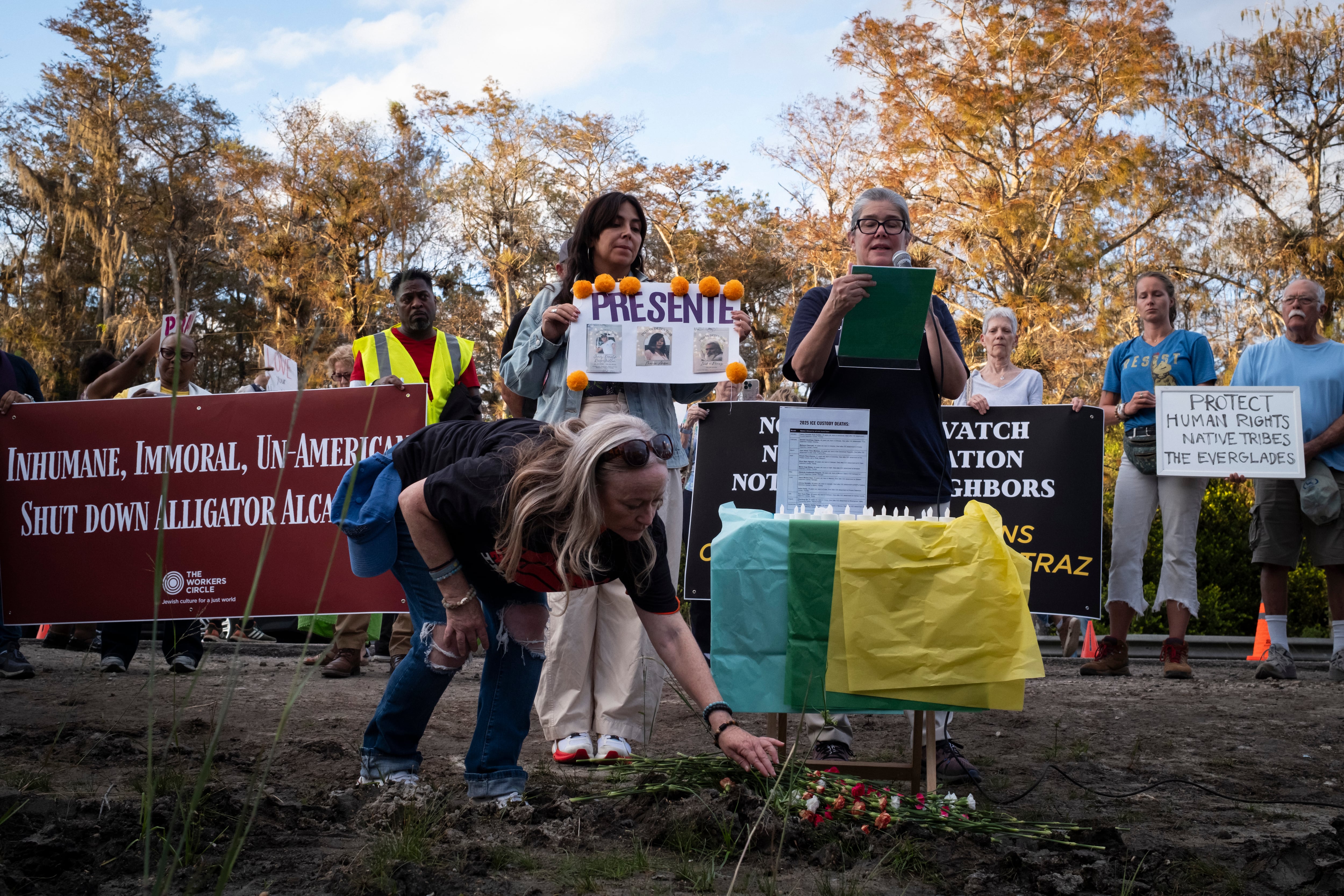 Altar de la vigilia frente a la entrada del centro de detención de migrantes.