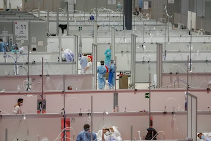 Uno de los tres pabellones de Ifema (Madrid) transformados en hospital durante el pico de la primera ola de coronavirus. Los tubos y cables llegan a los puestos de los pacientes a través del sistema de galerías subterráneas que proyectó en su construcción el arquitecto Jerónimo Junquera.