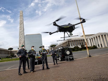 Agentes operan en Roma un dron para vigilar el respeto del confinamiento por el coronavirus