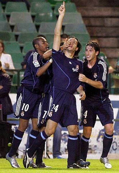 Mejía celebra su gol arropado por Robinho, a su derecha, y Sergio Ramos.