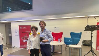 La escritora Adania Shibli y Rafael Saravia, poeta y presidente del Club Leteo, en la entrega del galardón este martes en León