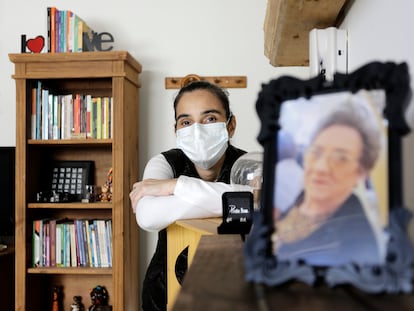 La asistente social Paola Falcetta perdió a su madre a causa de la covid-19 en Brasil