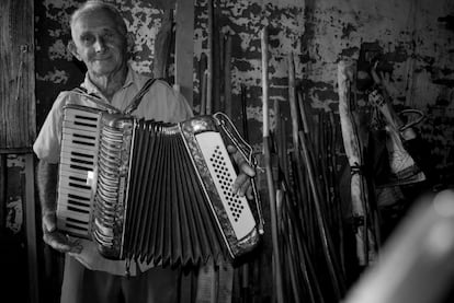 Quando a seca dá uma trégua, a música se espalha pelas ruelas do Roçado de Dentro. Chiquinho Menezes manteve durante muitos anos um armazém que conta visualmente história da comunidade, cujos pilares reúnem trabalho, alimento e música. É uma espécie de museu vivo, que reúne de instrumentos musicais à produção do campo. Ali, está a cuíca usada no primeiro desfile da escola de samba. Uma sacola cheia de fantasias de carnaval divide uma prateleira com várias garrafas de feijão e cuias de milho. A sanfona que embalou tantas festas de domingo repousa há décadas sobre um armário, ao lado de enxadas e celas de cavalo. Chiquinho é daqueles que não consegue lembrar o número do próprio RG porque esteve sempre mais preocupado em juntar as peças de um retrato coletivo do que comprovar sua existência oficial. Acabou por conseguir desenhar, no seu pequeno armazém, um perfil da comunidade natal.