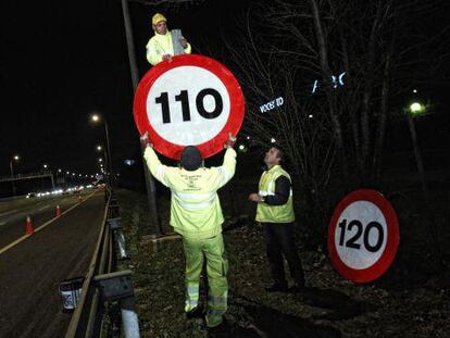 Cambio de las señales de tráfico que limitan la velocidad a 110 km/ h, por las de 120, en la N- II de Madrid.