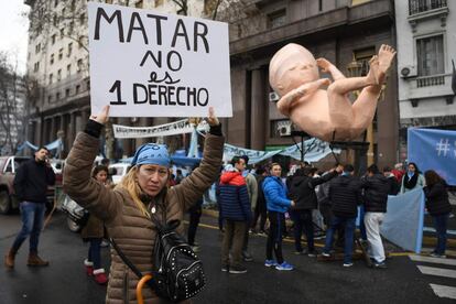 Una mujer sujeta una pancarta en una marcha antiabortista durante la votación en el Senado de la legalización del aborto en Buenos Aires (Argentina)