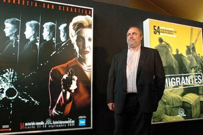 El director del Festival Internacional de Cine de San Sebastián, Mikel Olaciregui, posa junto a los carteles de la 54ª edición del certamen.