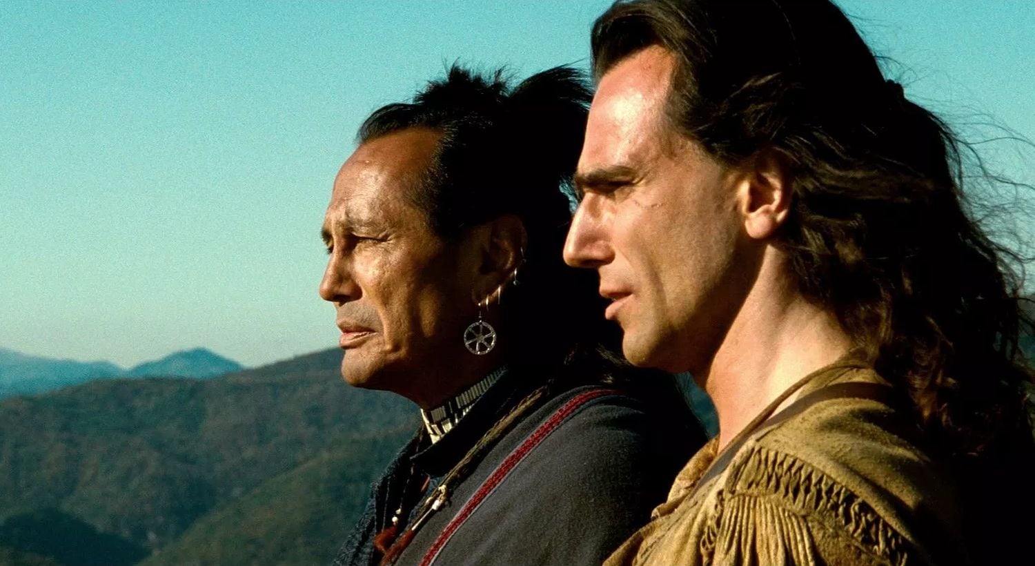 Russell Means (Chingachgook) y Daniel Day-Lewis (Hawkeye, Ojo de Halcón), en la escena final de 'El último mohicano'.