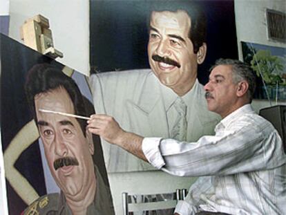 El pintor iraquí Salam Abid remata un retrato del presidente Sadam Husein ayer en Bagdad.