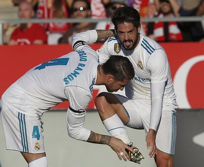 Sergio Ramos besa la bota de Isco después de que marcara gol.