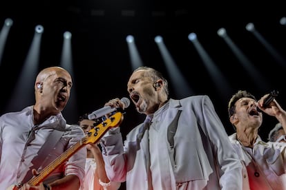 Bosé, en un momento del concierto en Madrid.